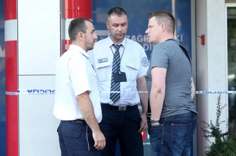 PLJAČKA POSLOVNICE ZAGREBAČKOG HOLDINGA U VUKOVARSKOJ: Naoružani lopovi zaprijetili vatrenim oružjem, uzeli plijen i pobjegli