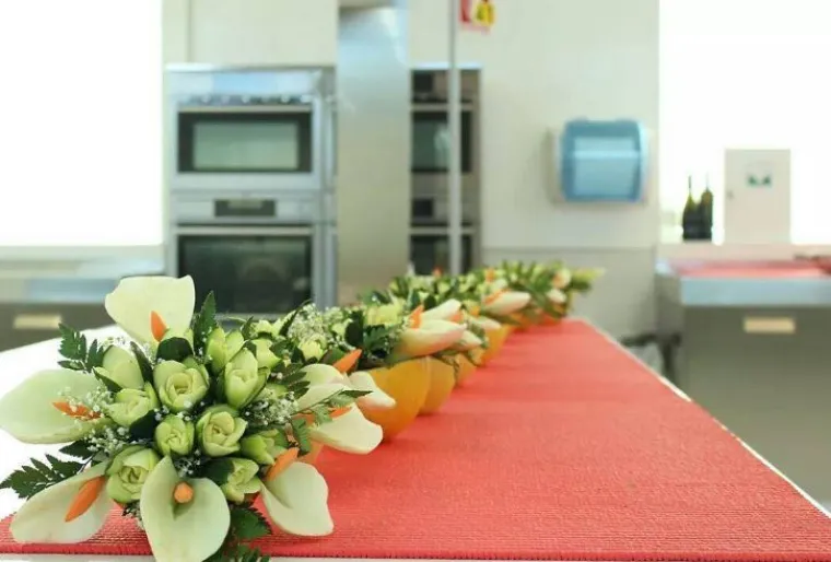 Nož umjesto dijetla: u njegovim rukama voće i povrće postaje remek djelo