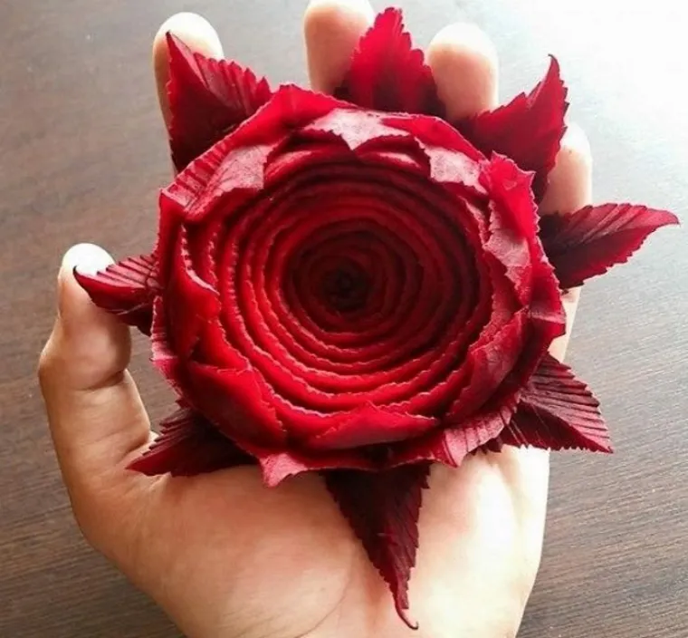 Nož umjesto dijetla: u njegovim rukama voće i povrće postaje remek djelo