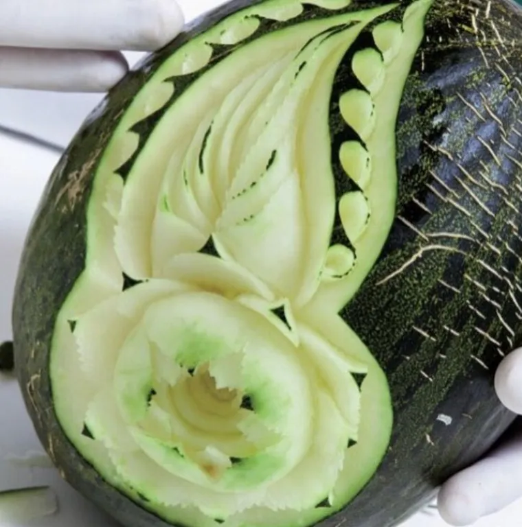 Nož umjesto dijetla: u njegovim rukama voće i povrće postaje remek djelo