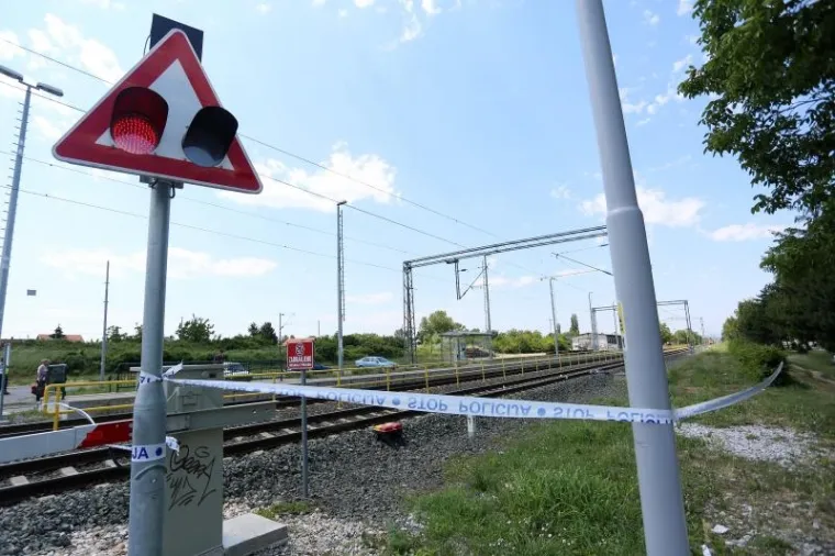 NALET VLAKA U TRNAVI: Na pružnom prijelazu poginuo biciklist