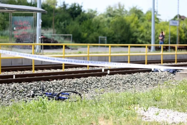 NALET VLAKA U TRNAVI: Na pružnom prijelazu poginuo biciklist