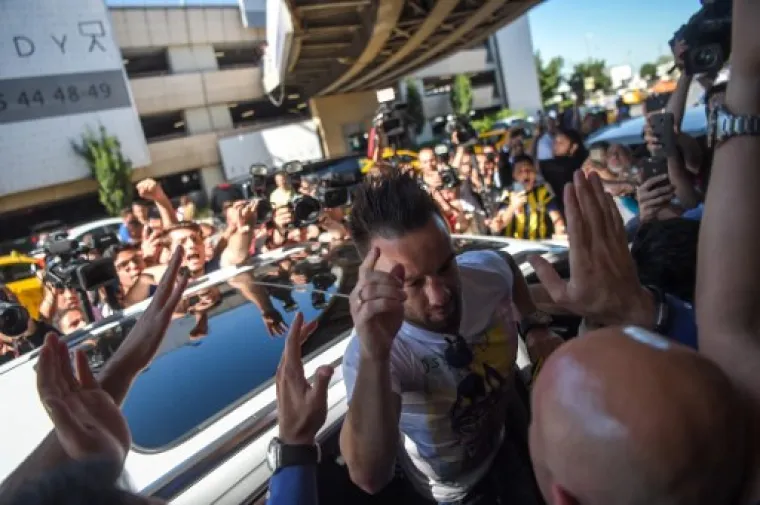 Valbuena je za Fener potpisao ugovor na dvije godine, dok će Lyonu pripasti 1,5 milijuna eura od&scaron;tete. Valbuena je ove sezone u 43 nastupa za Lyon zabio 10 golova i dodao osam asistencija. Za 'lavove' je igrao dvije sezone, a prije toga bio je član moskovskog Dynama i Marseillea.