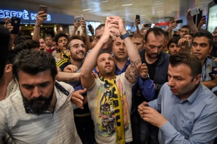 NAVIJAČI U TRANSU: Biv&scaron;i francuski reprezentativac zapalio fanove u Istanbulu