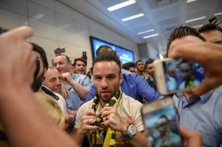 NAVIJAČI U TRANSU: Biv&scaron;i francuski reprezentativac zapalio fanove u Istanbulu