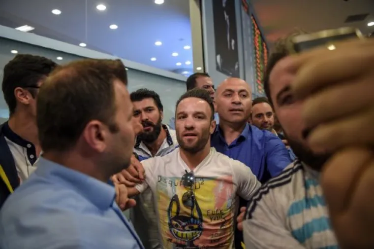 NAVIJAČI U TRANSU: Biv&scaron;i francuski reprezentativac zapalio fanove u Istanbulu