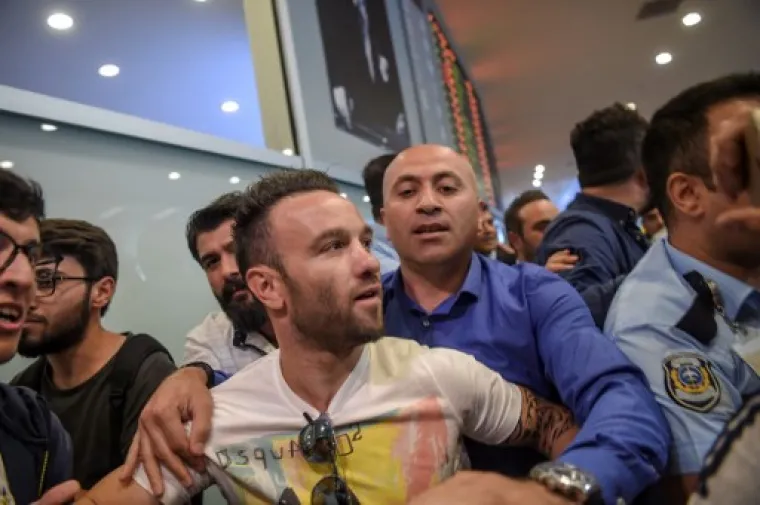 NAVIJAČI U TRANSU: Biv&scaron;i francuski reprezentativac zapalio fanove u Istanbulu