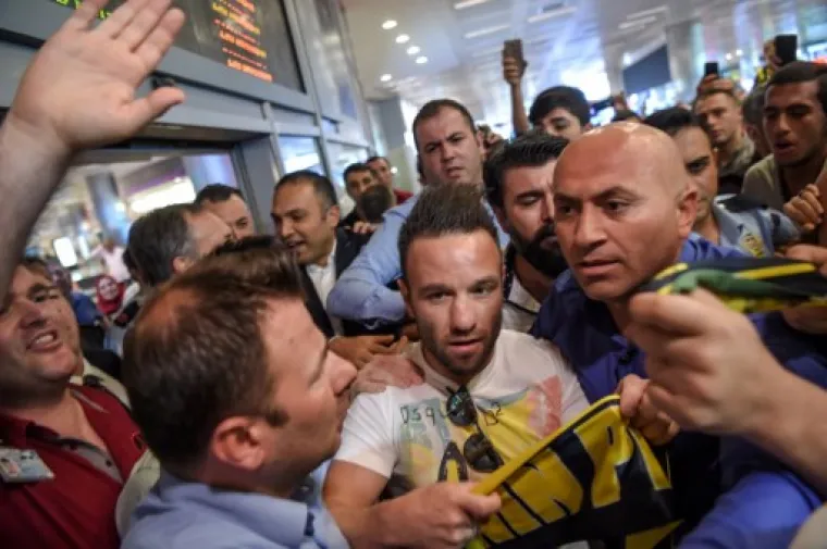 NAVIJAČI U TRANSU: Biv&scaron;i francuski reprezentativac zapalio fanove u Istanbulu