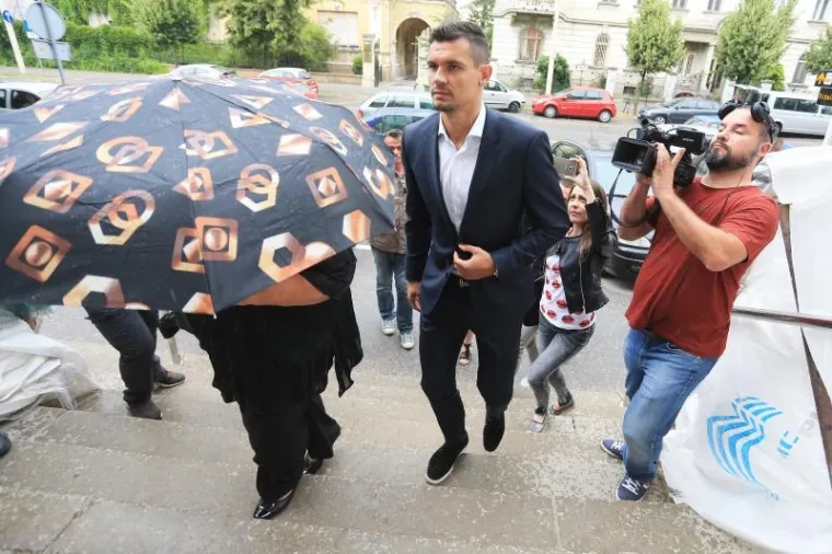 Dejan Lovren ulazi na Županijski sud u Osijeku.