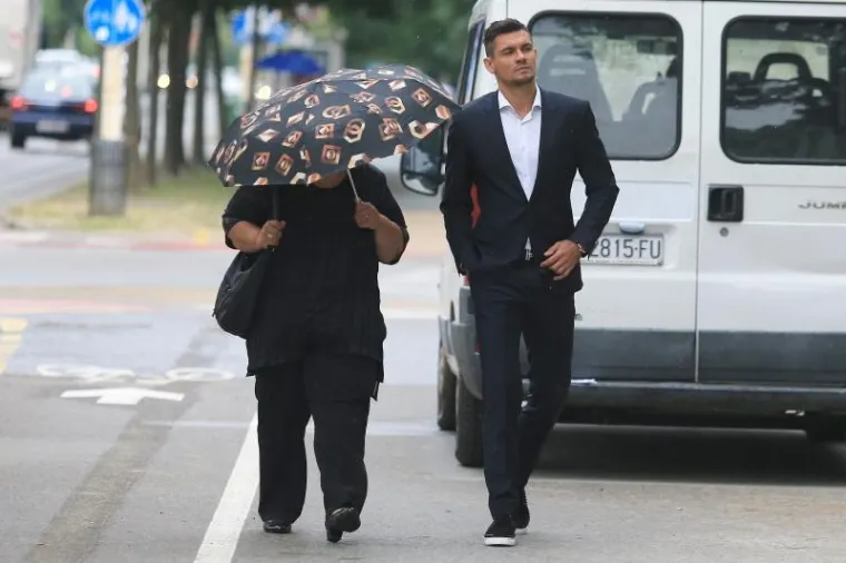 U slučaju svjedoka optužbe Dejana Lovrena radi se o transferu iz 2010. kada je oti&scaron;ao u francuski Lyon, uz obe&scaron;tećenje od 66 milijuna kuna. Prema USKOK-ovoj optužnici protuzakonito mu je isplaćeno 50 posto toga iznosa.