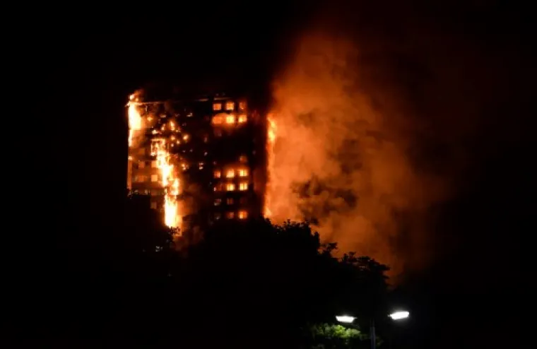 UŽAS U LONDONU: Pogledajte stravične scene paklene buktinje koja je uzela i ljudske živote
