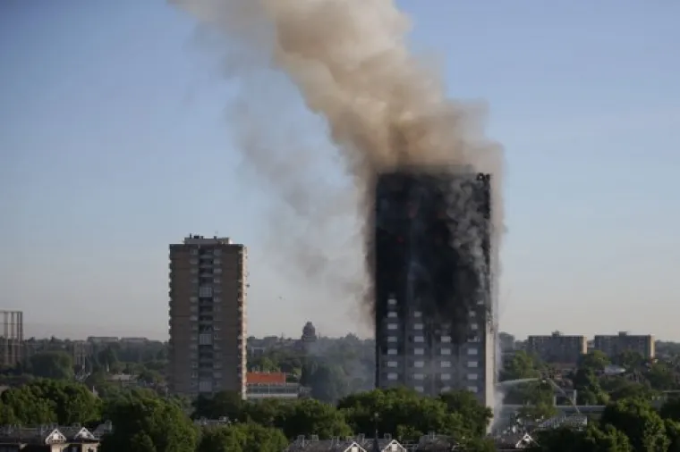 UŽAS U LONDONU: Pogledajte stravične scene paklene buktinje koja je uzela i ljudske živote