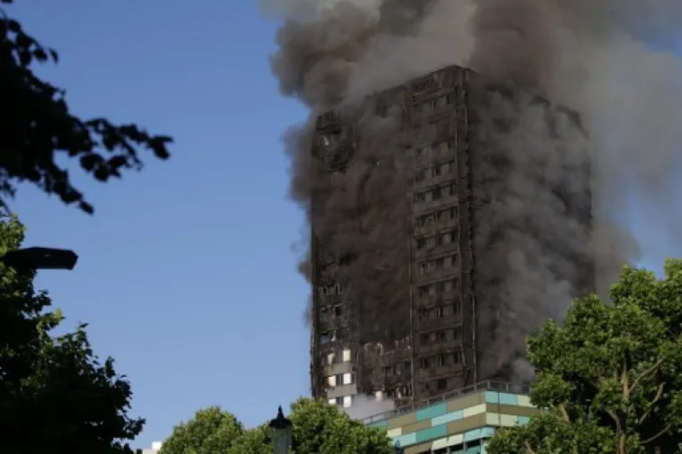 UŽAS U LONDONU: Pogledajte stravične scene paklene buktinje koja je uzela i ljudske živote
