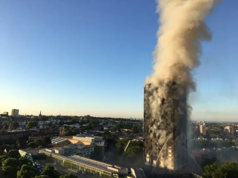 UŽAS U LONDONU: Pogledajte stravične scene paklene buktinje koja je uzela i ljudske živote