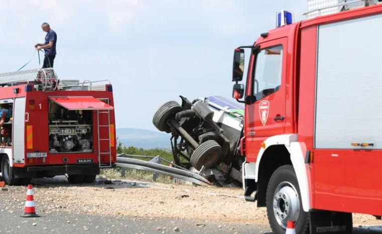PIROVAC: Cisterna s gorivom izletjela s autoceste nakon sudara s tegljačem