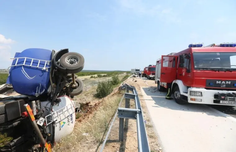 PIROVAC: Cisterna s gorivom izletjela s autoceste nakon sudara s tegljačem