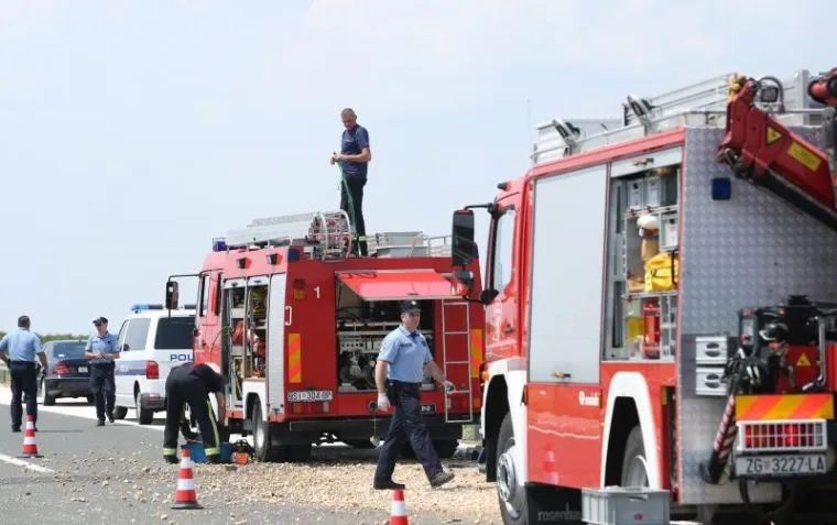 PIROVAC: Cisterna s gorivom izletjela s autoceste nakon sudara s tegljačem