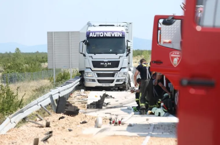 PIROVAC: Cisterna s gorivom izletjela s autoceste nakon sudara s tegljačem