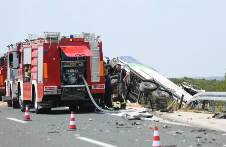 PIROVAC: Cisterna s gorivom izletjela s autoceste nakon sudara s tegljačem