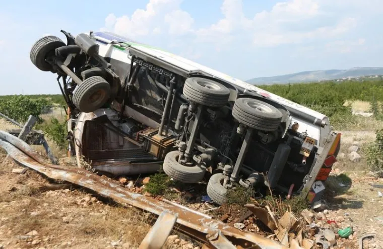 PIROVAC: Cisterna s gorivom izletjela s autoceste nakon sudara s tegljačem
