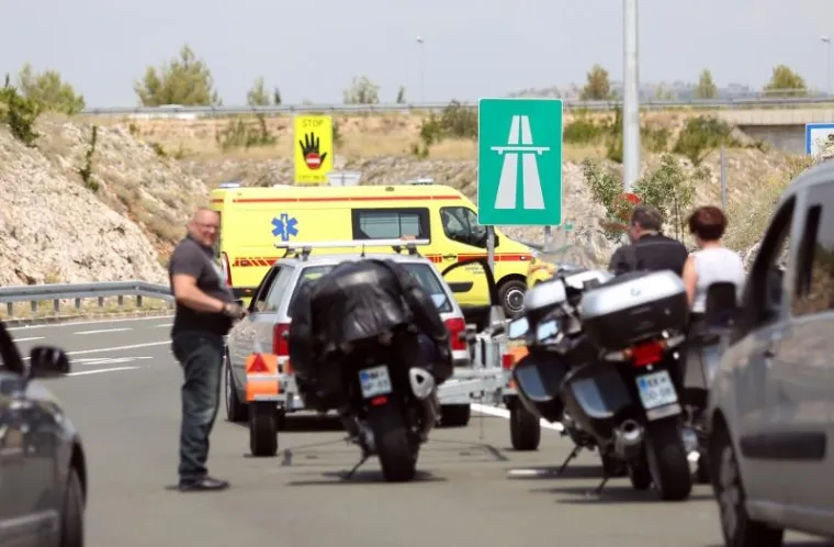 Zbog nesreće zatvorena je autocesta A1 izmedju čvorova Benkovac i Pirovac u oba smjera, a obilazno se vozi državnim cestama