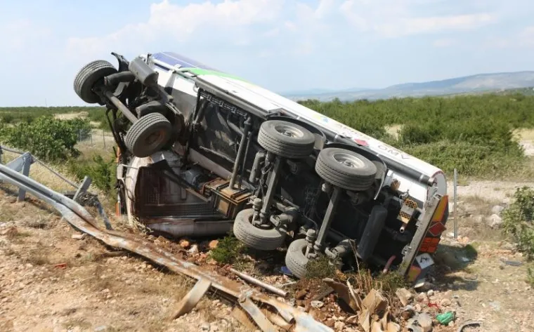 PIROVAC: Cisterna s gorivom izletjela s autoceste nakon sudara s tegljačem
