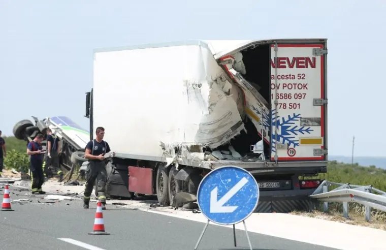 PIROVAC: Cisterna s gorivom izletjela s autoceste nakon sudara s tegljačem