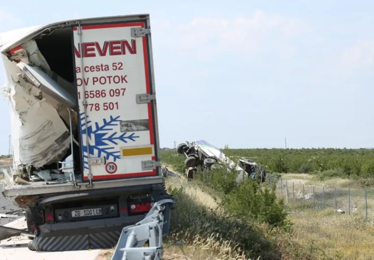 PIROVAC: Cisterna s gorivom izletjela s autoceste nakon sudara s tegljačem