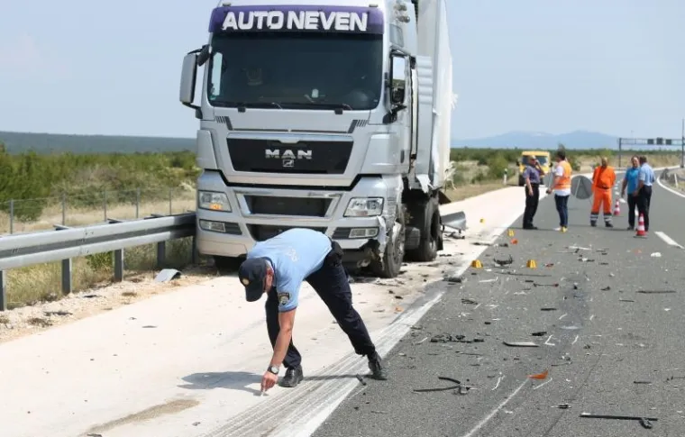 PIROVAC: Cisterna s gorivom izletjela s autoceste nakon sudara s tegljačem