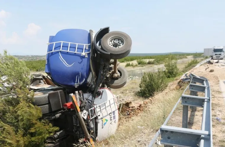 PIROVAC: Cisterna s gorivom izletjela s autoceste nakon sudara s tegljačem