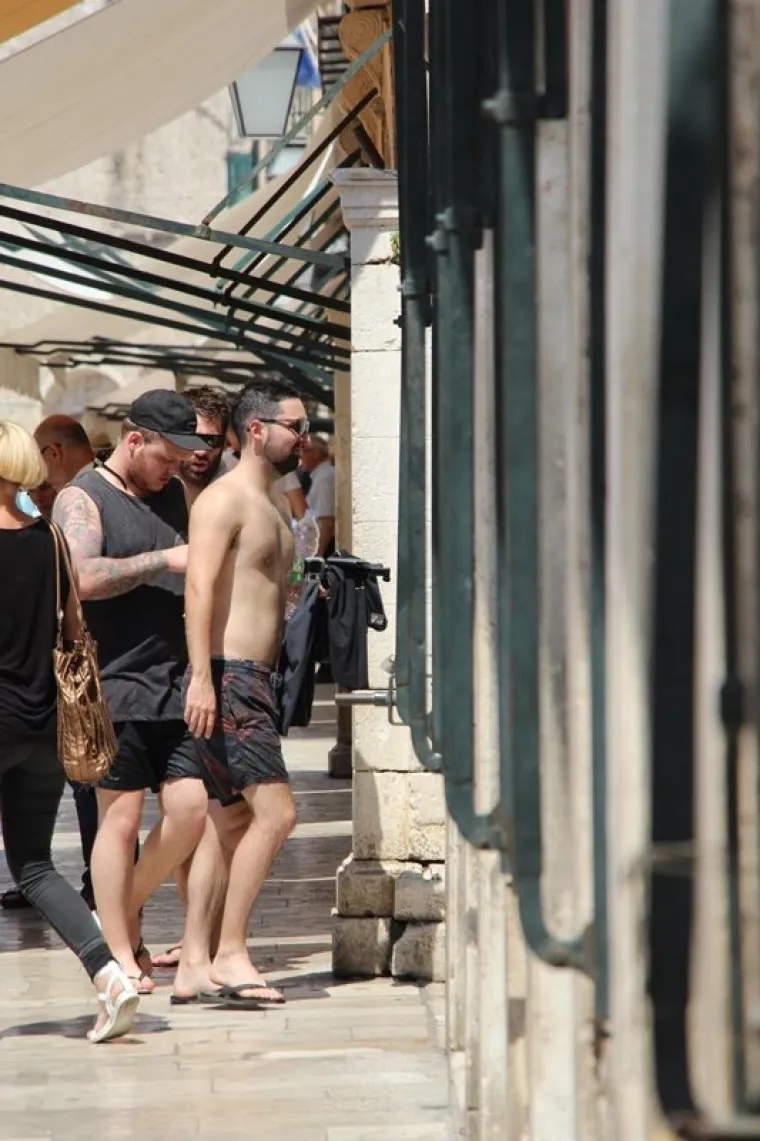 Turisti sredi&scaron;tem Dubrovnika &scaron;etaju bez majica