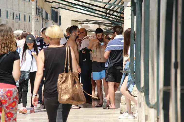 Turisti sredi&scaron;tem Dubrovnika &scaron;etaju bez majica