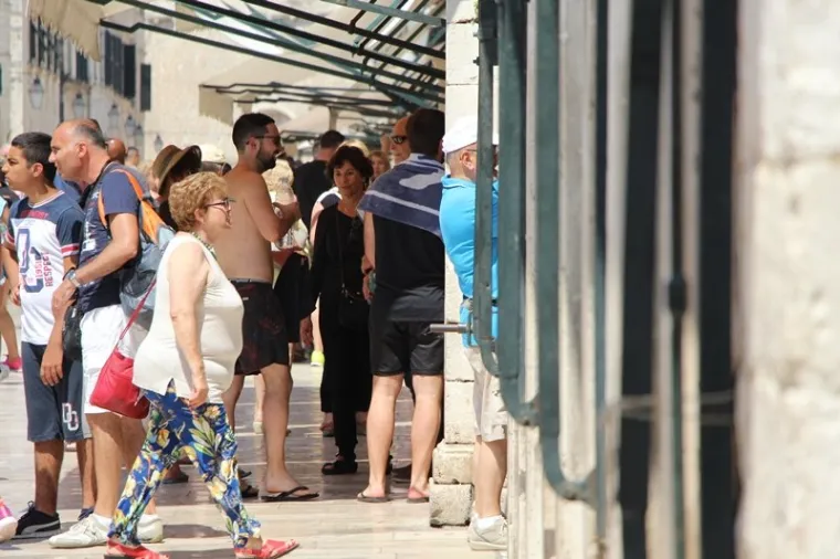 Turisti sredi&scaron;tem Dubrovnika &scaron;etaju bez majica