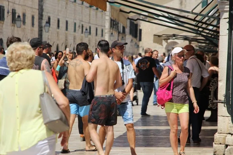 Turisti sredi&scaron;tem Dubrovnika &scaron;etaju bez majica