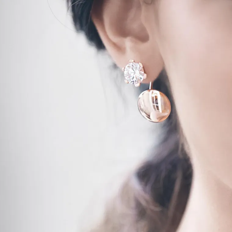 Dizajnerski su definirane kontrastima geometrijskih oblika i asimetričnih linija, kao i neobičnim kopčanjem koje stvara dodatnu vizualnu dimenziju prilikom no&scaron;enja. (Redovna cijena 1050,00 kuna, cijena s popustom 787,50 kuna)