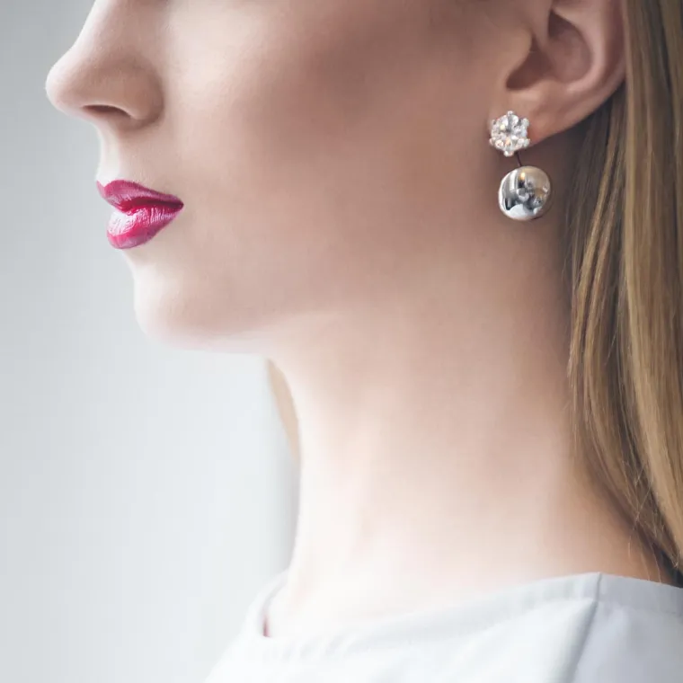 Zaks nau&scaron;nice, izrađene od plemenitih kovina, dolaze u vi&scaron;e nijansi pozlate s dodacima blje&scaron;tavih cirkona i elegantnih bisernih perli. (Redovna cijena 1050,00 kuna, cijena s popustom 787,50 kuna)