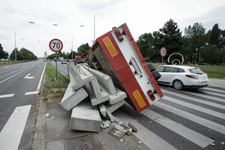 KAOS U ZAGREBU: Nasred Slavonske se prevrnuo kamion, cestu blokirali betonski blokovi