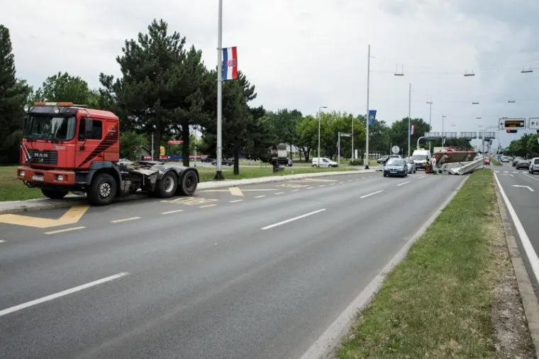 Na križanju Čavićeve ulice i Slavonske avenije u Zagrebu prevrnula se kamionska prikolica s betonskim blokovima. Policija regulira promet i provodi očevid.