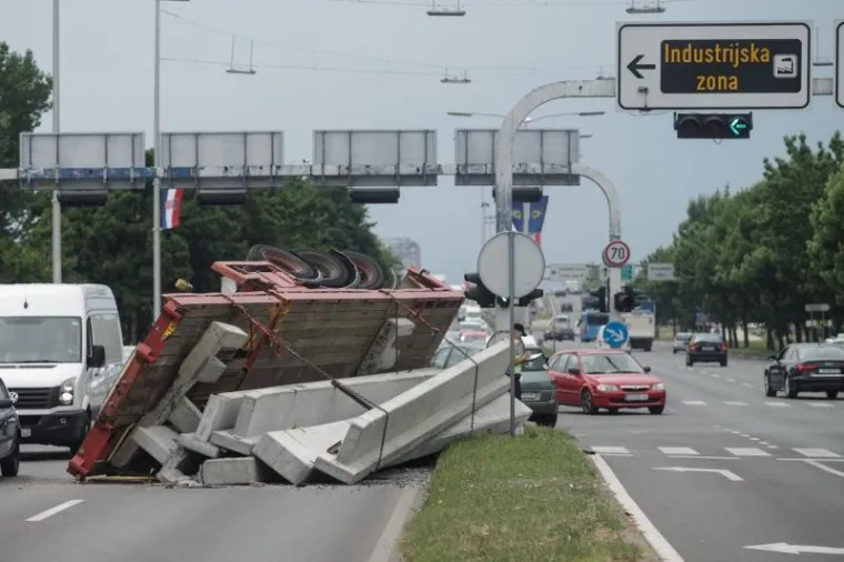 KAOS U ZAGREBU: Nasred Slavonske se prevrnuo kamion, cestu blokirali betonski blokovi