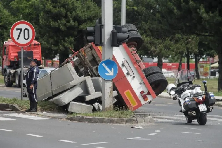 KAOS U ZAGREBU: Nasred Slavonske se prevrnuo kamion, cestu blokirali betonski blokovi