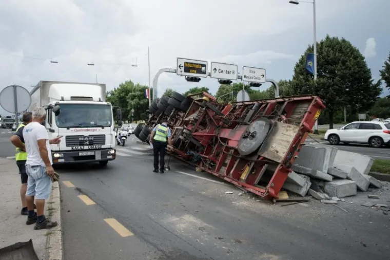 KAOS U ZAGREBU: Nasred Slavonske se prevrnuo kamion, cestu blokirali betonski blokovi
