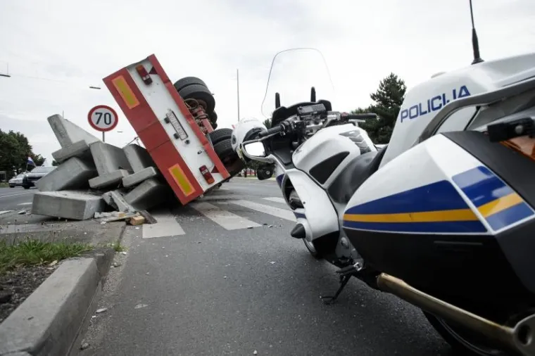 KAOS U ZAGREBU: Nasred Slavonske se prevrnuo kamion, cestu blokirali betonski blokovi