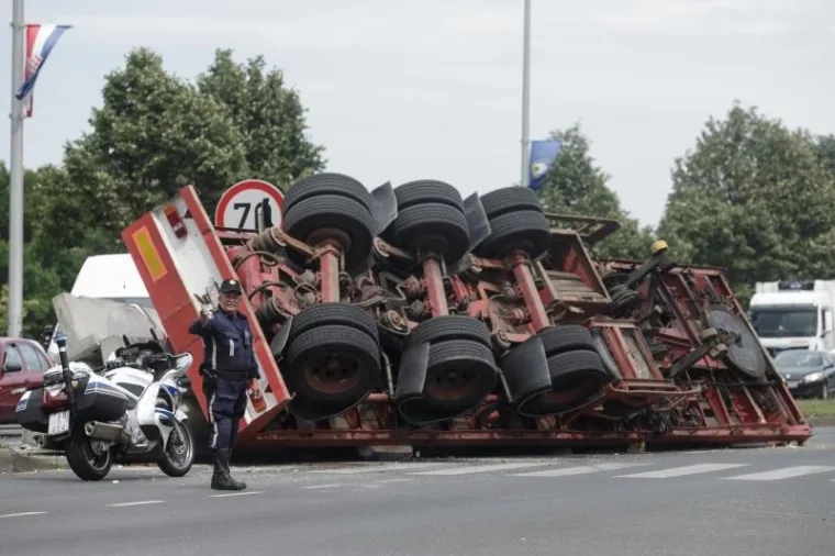 KAOS U ZAGREBU: Nasred Slavonske se prevrnuo kamion, cestu blokirali betonski blokovi