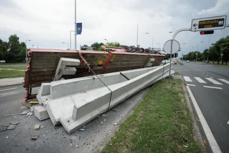 KAOS U ZAGREBU: Nasred Slavonske se prevrnuo kamion, cestu blokirali betonski blokovi