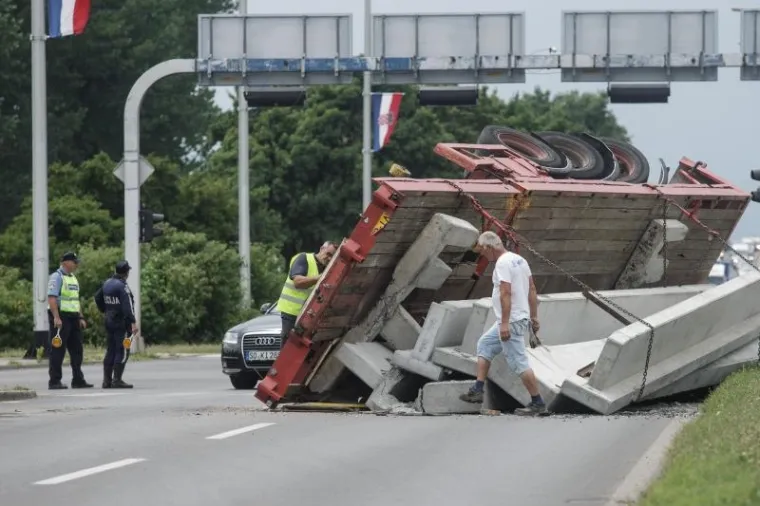 KAOS U ZAGREBU: Nasred Slavonske se prevrnuo kamion, cestu blokirali betonski blokovi
