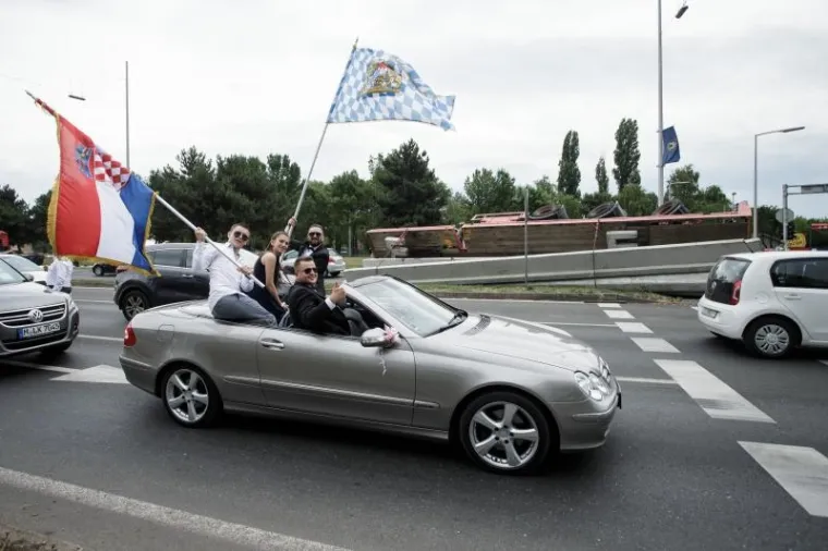 KAOS U ZAGREBU: Nasred Slavonske se prevrnuo kamion, cestu blokirali betonski blokovi