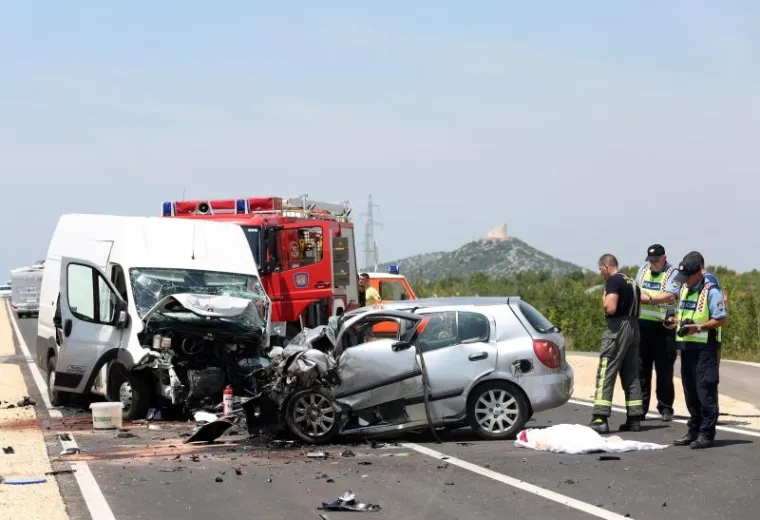 U sudaru dvaju vozila koji se dogodio nešto prije 12 sati u petak na vodičkoj obilaznici poginule su dvije osobe, a liječnici se bore za život jedne osobe.