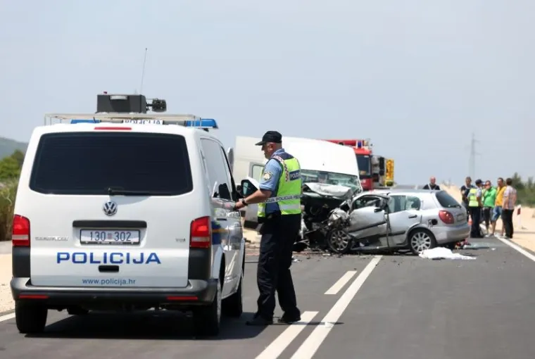 TEŠKA PROMETNA NESREĆA NA VODIČKOJ OBILAZNICI: Smrtno stradale dvije osobe, liječnici se bore za život treće