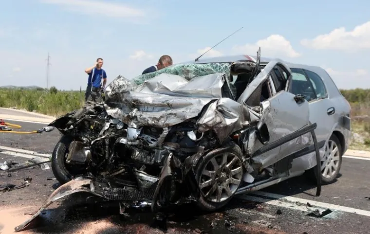 TEŠKA PROMETNA NESREĆA NA VODIČKOJ OBILAZNICI: Smrtno stradale dvije osobe, liječnici se bore za život treće