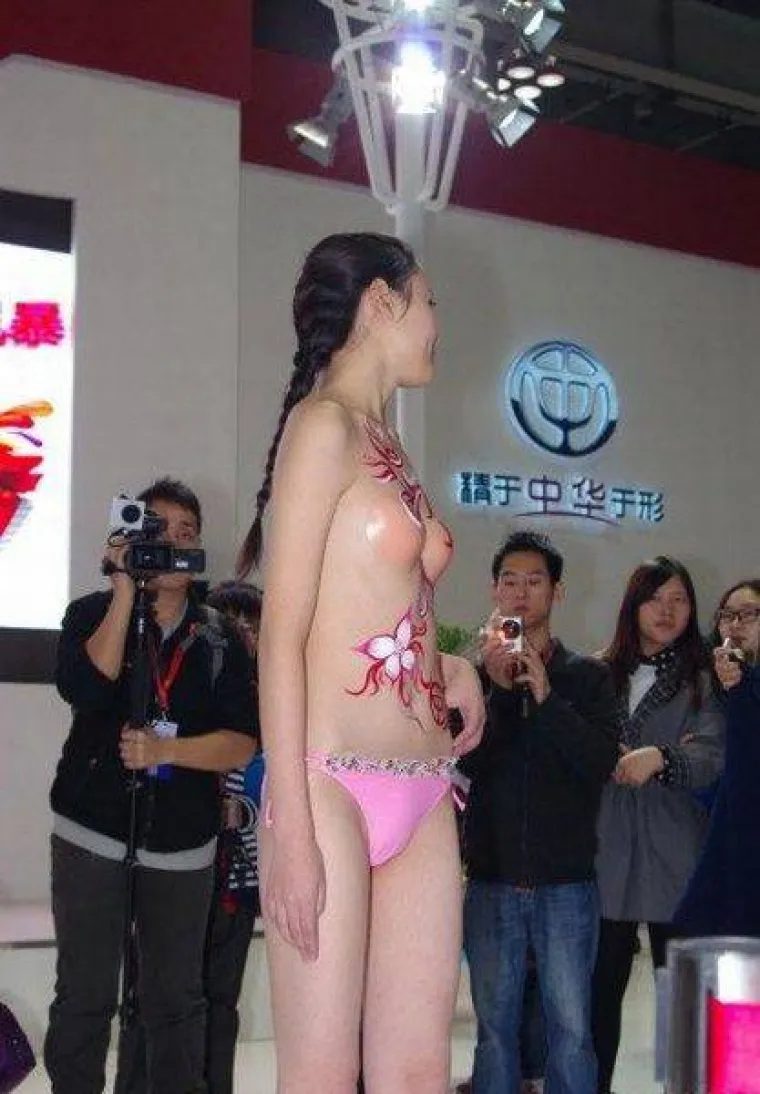 PRAVI RAZLOG ZBOG KOJEG MU&Scaron;KARCI ODLAZE NA AUTO SHOW: U Aziji ne mare za aute, ali su opsjednuti hostesama